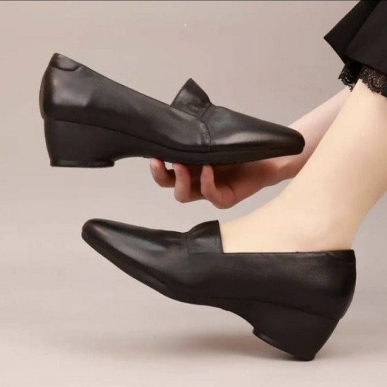 Bequeme Damenschuhe mit niedrigem Absatz aus Synthetikleder