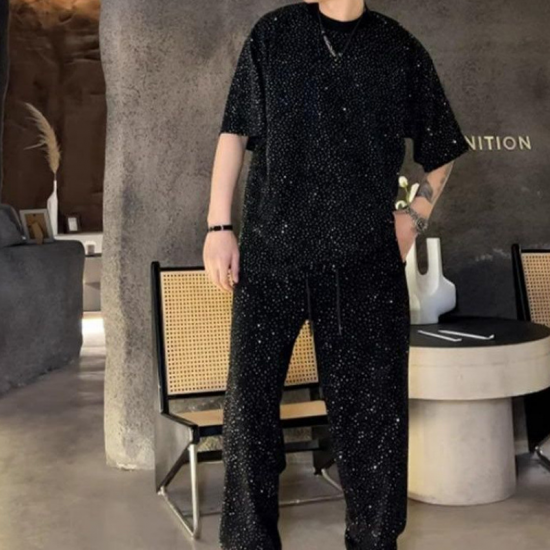 Herren-Zweiteiler mit Kurzarmshirt und weiter Hose