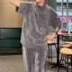 Herren-Zweiteiler mit Kurzarmshirt und weiter Hose