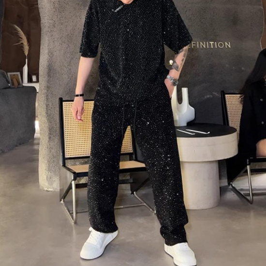 Herren-Zweiteiler mit Kurzarmshirt und weiter Hose