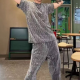 Herren-Zweiteiler mit Kurzarmshirt und weiter Hose